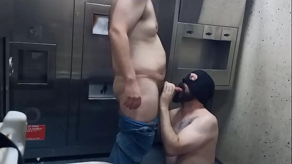 Bullgreen desvirgando en baño publico a sumiso anonimo
