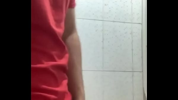 Se me para en el baño de mi amigo