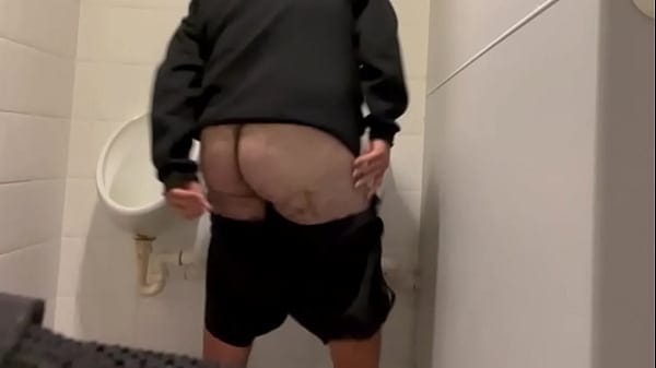 gay muestra su culo a todos en wc publico