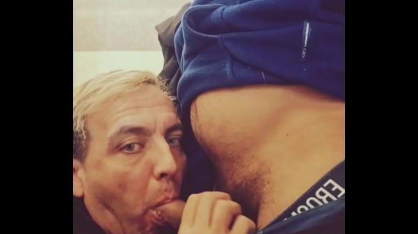 Leo(38)casado de trampa, se encuentra con Mariano Bextor en los baños de estacion tren Carapachay y le da leche en la boca