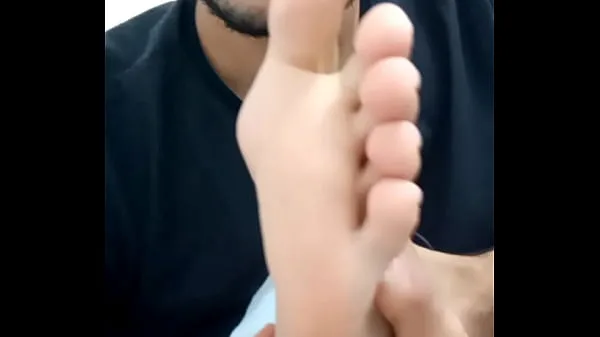 Macho lambendo o próprio pé gay