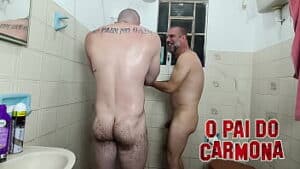 tomando aquele banho com meu filhao