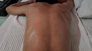 excitante masaje er&oacute_tico con aceite al amigo de mi vecino