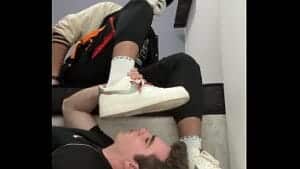 PUTINHA PEDIU PRA SENTIR O CHEIRO DA MINHA SOLA ANTES DE SER ENRRABADO.