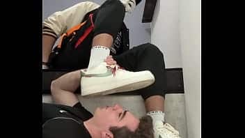 Preview PUTINHA PEDIU PRA SENTIR O CHEIRO DA MINHA SOLA ANTES DE SER ENRRABADO.