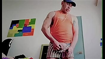 Preview Heterosexual con pene chico se toma sus propios meados