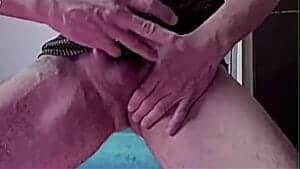 Hombre heterosexual con jaula de castidad en su peque&ntilde_o pene y se tortura las pelotas