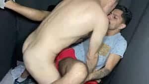 Uma foda bareback quente no clube de sexo