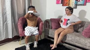 CACHONDA EMBARAZADA ESPERA A SU PEQUE&Ntilde_O ENANO HERMANASTRO QUE LLEGA DE VIAJE PARA DARLE LA BIENVENIDA CON UNA DURA Y RICA FOLLADA HASTA ESPRIMIRLE SU JUGOSO SEMEN EN SU ESTRECHO CULO