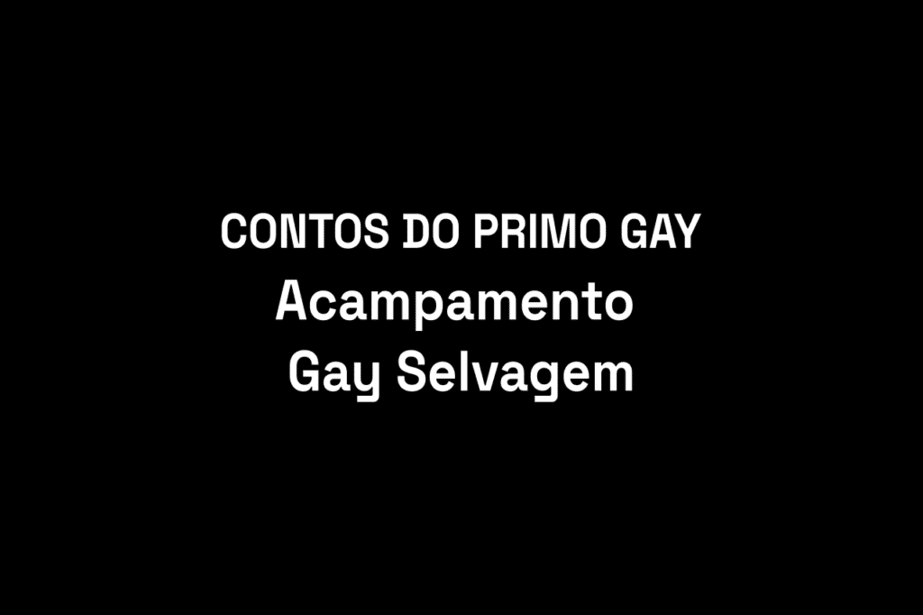 Casal vivendo um acampamento gay selvagem no deserto, cercado por montanhas, fogueira e clima intenso de tensão e desejo